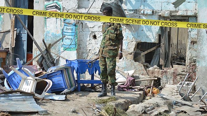 Security personnel remove the bodies of a car bomb attack victims near the port in the capital Mogadishu, Somalia, 11 December 2016. ( Abdirizak Mohamud Tuuryare - Anadolu Agency )